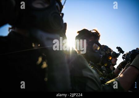 UNTERSTÜTZUNG DER MARINE SOUDA BAY, Griechenland (21. Juli 2022) – Schwedische Marine mit 4. Marine-Regiment, schwedisches Amphibienkorps bereiten sich auf einen Besuch, ein Board, eine Durchsuchung und eine Beschlagnahmung während der TYR 22 im NATO Maritime Interdiction Operational Training Center (NMIOTC) in Souda Bay, Griechenland, 21. Juli 2022 vor. TYR 22 ist eine maritime Interdiktionsübung, die bei NMIOTC durchgeführt wird und die schwedische Marine, US-Marine und Kampfkommandantinnen der US-Marine zusammenbringt, um die operativen Kapazitäten, Fähigkeiten und Interoperabilität der US- und NATO-Partner zu verbessern. (USA Navy Foto von Mass Communication Stockfoto