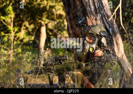 UNTERSTÜTZUNG DER MARINE SOUDA BAY, Griechenland (21. Juli 2022) – Ein schwedisches Marine-Regiment mit 4. Marine-Regiment, schwedisches Amphibienkorps kommuniziert mit Teammitgliedern während der Übung TYR 22 im NATO Maritime Interdiction Operational Training Center (NMIOTC) in Souda Bay, Griechenland, 21. Juli 2022. TYR 22 ist eine maritime Interdiktionsübung, die bei NMIOTC durchgeführt wird und die schwedische Marine, US-Marine und Kampfkommandantinnen der US-Marine zusammenbringt, um die operativen Kapazitäten, Fähigkeiten und Interoperabilität der US- und NATO-Partner zu verbessern. (USA Navy Foto von Mass Communication Specialist 2. Stockfoto