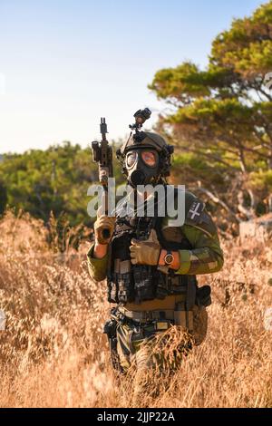 MARINESTÜTZUNGSAKTION SOUDA BAY, Griechenland (21. Juli 2022) – Ein schwedisches Marine-Regiment mit 4. Marine-Regiment nimmt an einer Razzia-Trainingsübung während TYR 22 im NATO Maritime Interdiction Operational Training Center (NMIOTC) in Souda Bay, Griechenland, am 21. Juli 2022 Teil. TYR 22 ist eine maritime Interdiktionsübung, die bei NMIOTC durchgeführt wird und die schwedische Marine, US-Marine und Kampfkommandantinnen der US-Marine zusammenbringt, um die operativen Kapazitäten, Fähigkeiten und Interoperabilität der US- und NATO-Partner zu verbessern. (USA Navy Foto von Mass Communication Specialist 2. Stockfoto