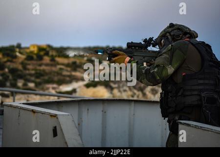 MARINESTÜTZUNGSAKTION SOUDA BAY, Griechenland (21. Juli 2022) – Eine schwedische Marine mit 4. Marine-Regiment, schwedisches Amphibienkorps feuert simulierte Runden während der Übung TYR 22 im NATO Maritime Interdiction Operational Training Center (NMIOTC) in Souda Bay, Griechenland, 21. Juli 2022. TYR 22 ist eine maritime Interdiktionsübung, die bei NMIOTC durchgeführt wird und die schwedische Marine, US-Marine und Kampfkommandantinnen der US-Marine zusammenbringt, um die operativen Kapazitäten, Fähigkeiten und Interoperabilität der US- und NATO-Partner zu verbessern. (USA Navy Foto von Mass Communication Specialist 2. Klasse Ja Stockfoto