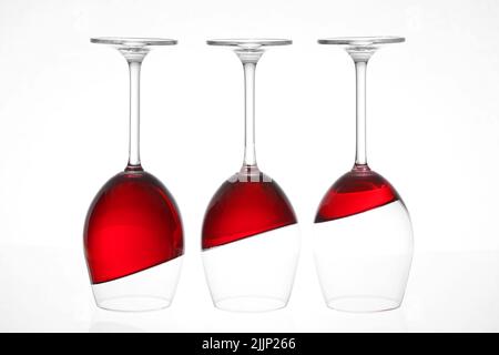 Drei Gläser Rotwein auf einem weißen Bild von background.inverted Stockfoto