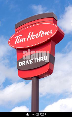 Tim Hortons Drive Thru Restaurant Schild, The Gallerien Retail Park, Washington, Tyne and Wear, England, Vereinigtes Königreich Stockfoto