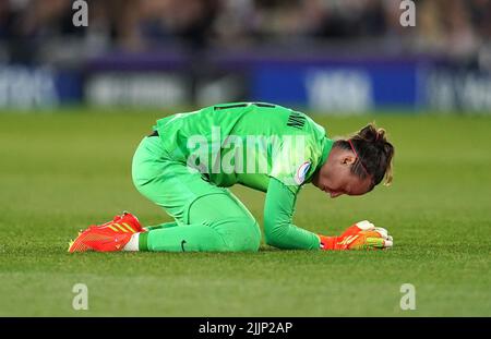 Die französische Torhüterin Pauline Peyraud-Magnin scheint während des Halbfinalspiel der UEFA Women's Euro 2022 im Stadium MK, Milton Keynes, niedergeschlagen zu sein. Bilddatum: Mittwoch, 27. Juli 2022. Stockfoto