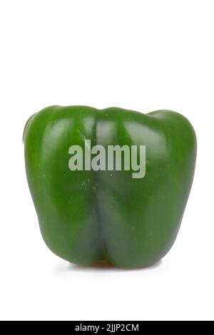 Eine vertikale Aufnahme eines süßen grünen Pfeffers, isoliert auf weißem Hintergrund Stockfoto