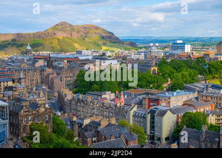 Altstadtansicht und Holyrood Park im Hintergrund vom Edinburgh Castle in Edinburgh, Schottland, Großbritannien. Die Altstadt von Edinburgh ist eine UNESCO-Welterbe Stockfoto