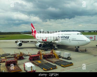 Quantas Flugzeug auf dem Asphalt am Flughafen unter bewölktem Himmel in Brisbane Queensland Australia 11 23 2013 Stockfoto