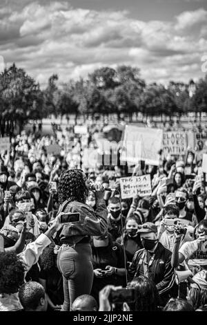 Eine Graustufenaufnahme des Black Lives Matter Protestes, Glasgow Green Stockfoto