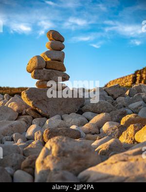 Felsstapel an einem Strand bei Sonnenuntergang in Cascais, Lissabon Stockfoto