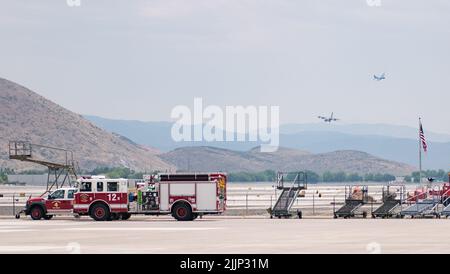 Col. Jeremy Ford, Kommandant des Luftlift-Flügels von 152., landet während seines letzten Fluges „fini-Flight“ mit dem Flügel am 26. Juli 2022 auf der Nevada Air National Guard Base in Reno, Nevada, ein C-130-Hercules-Flugzeug. Ford ist seit 2021 Kommandant der „High Rollers“ der 152. US-Regierung und wird Anfang August abreisen, um eine neue Position beim National Guard Bureau im Pentagon in Arlington, Virginia, zu übernehmen Foto der Air National Guard von Thomas Cox, dem Senior Airman) Stockfoto