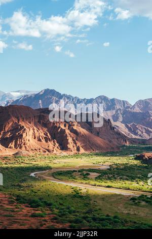 Eine vertikale Aufnahme eines atemberaubenden Calchaqui-Tals in Argentinien Stockfoto