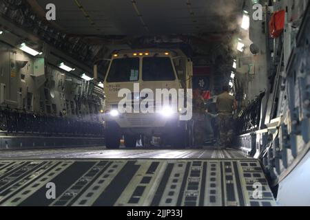 Soldaten mit dem 1. Bataillon, 204. Air Defence Artillery Regiment entladen ein M1078A1 Light Medium Tactical Vehicle (LMTV) auf der Allen C. Thompson Field Air National Guard Base, in Flowood, Mississippi, 23. Juli 2022. Die Einheit beendete vor kurzem ihre Rotation im Pazifik-Raum in Fort Shafter, Hawaii, und sie konnten ihre LMTVs mit Unterstützung des Luftlift-Flügels 172d, Mississippi Air National Guard, transportieren. RIMPAC bietet eine einzigartige Schulungsmöglichkeit und fördert und pflegt kooperative Beziehungen zwischen den Teilnehmern, die für die Sicherheit von Sea lan von entscheidender Bedeutung sind Stockfoto