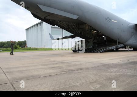 Soldaten mit dem 1. Bataillon, 204. Air Defense Artillery Regiment entladen ein High Mobility Multipurpose Wheeled Vehicle (HMMV) auf der Allen C. Thompson Field Air National Guard Base, in Flowood, Mississippi, 23. Juli 2022. Die Einheit beendete vor kurzem ihre Rotation im Pazifik-Raum in Fort Shafter, Hawaii, und sie konnten ihre LKW mit Unterstützung des Luftlift-Flügels 172d, Mississippi Air National Guard, transportieren. RIMPAC bietet eine einzigartige Schulungsmöglichkeit und fördert und pflegt kooperative Beziehungen zwischen den Teilnehmern, die für die Sicherheit von SE von entscheidender Bedeutung sind Stockfoto