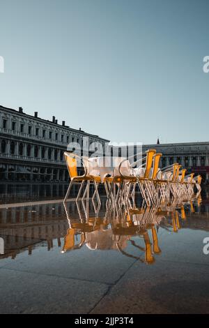 Eine vertikale Aufnahme des Markusplatzes in Venedig bei Flut und Reflexion Stockfoto