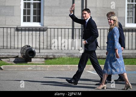 Quebec, Kanada. 27.. Juli 2022. Justin Trudeau (l.), Premierminister von Kanada, und die kanadische Außenministerin Melie Joly kommen vor dem Besuch von Papst Franziskus in der Zitadelle von Quebec an. Im Rahmen seiner sechstägigen Reise nach Kanada plant Papst Franziskus, die Messe im Nationalheiligtum zu feiern und sich mit Kirchenvertretern in Quebec City zu treffen. Quelle: Johannes Neudecker/dpa/Alamy Live News Stockfoto