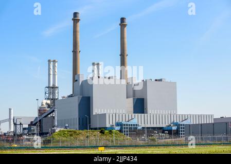 Blick auf ein Kohlekraftwerk unter blauem Himmel an einem sonnigen Sommertag Stockfoto