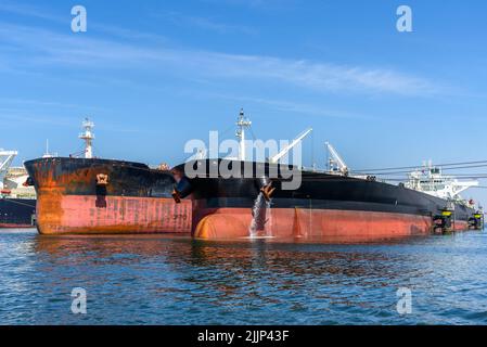 Zwei große Rohöltanker an einem klaren Sommertag in einem Hafen Stockfoto