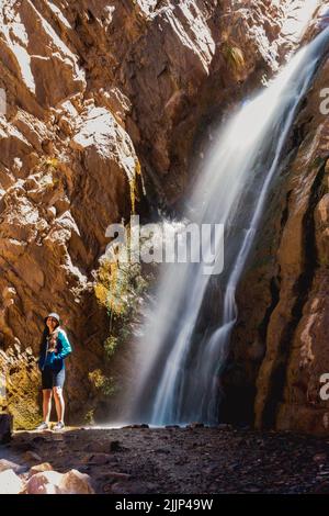 Die Frau steht und blickt auf den Wasserfall Deer Creek Falls im Grand Canyon Stockfoto