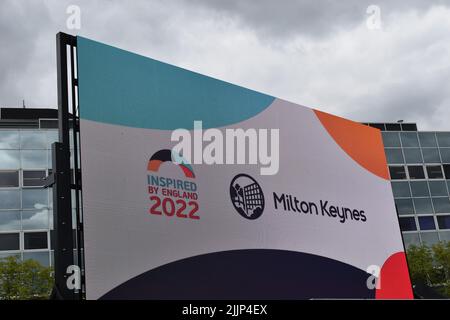Plakatwand für die UEFA Womens Euro 2022 in der Fanzone am Station Square, Milton Keynes: 'Inspired by England 2022'. Stockfoto