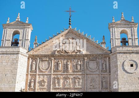 Der obere dreieckige Giebel und die gotische Fassade der Iglesia de San Pablo, Valladolid, Spanien Stockfoto