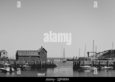 Eine Graustufenaufnahme des Motivs Nr. 1 auf der Bradley Wharf in der Hafenstadt Rockport, Massachusetts, USA Stockfoto