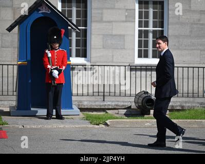Quebec, Kanada. 27.. Juli 2022. Justin Trudeau (l.), Premierminister von Kanada, kommt vor dem Besuch von Papst Franziskus in der Zitadelle von Quebec an. Im Rahmen seiner sechstägigen Reise nach Kanada plant Papst Franziskus, die Messe im Nationalheiligtum zu feiern und sich mit Kirchenvertretern in Quebec City zu treffen. Quelle: Johannes Neudecker/dpa/Alamy Live News Stockfoto