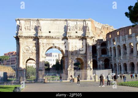 Ein Fernblick auf den historischen Konstantinsbogen und einen Teil des Kolosseums an der Seite in Rom, Italien Stockfoto