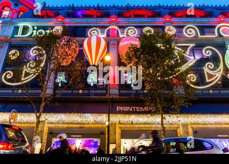 Paris, Frankreich, Außenansicht des französischen Kaufhauses, Au Printemps am Boulevard Haussmann, bei Nacht, Detail, Lichter, Christian Dior Advertising Stockfoto