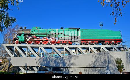 Russische sowjetische Personendampflokomotive der Baureihe IS (Joseph Stalin) Modell IS20-578 in Kiew, Ukraine. Stockfoto