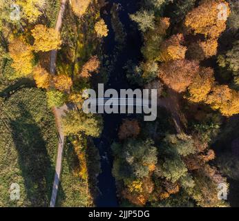 Eine Draufsicht auf eine Berglandschaft im Herbst Stockfoto