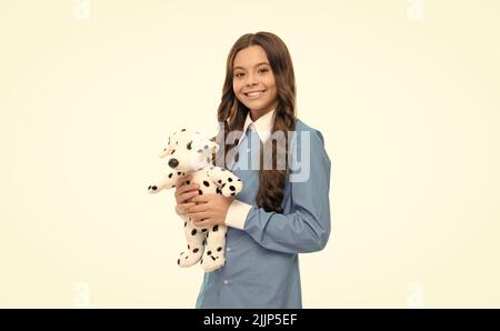 Vet zukünftige Karriere. Glückliches Kind mit lockigen Haaren halten Spielzeug. Glückliche Kindheit. Spielen mit Hund Spielzeug. Stockfoto