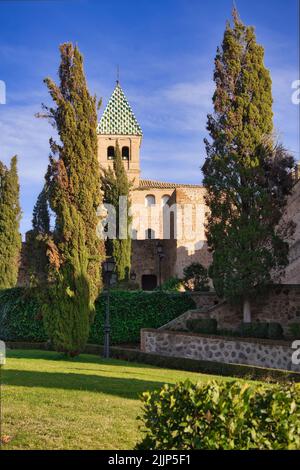 Eine vertikale Aufnahme der Puerta de Bisagra alten Stadttore in Toledo vor einem blau bewölkten Himmel Stockfoto