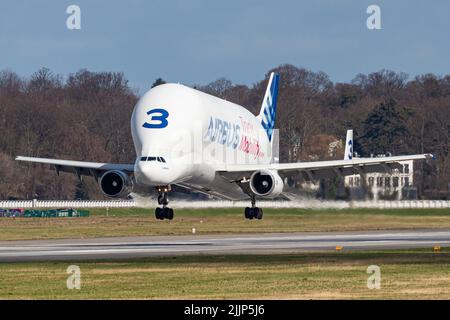 Airbus Beluga, Airbus A300B4-608ST (F-GSTC, 765) nähert sich dem Flughafen Finkenwerder, XFW, EDHI Stockfoto