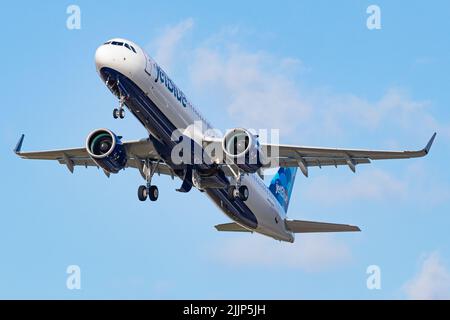 JetBlue Airways, Airbus A321-271NX (D-AVZQ, 9191) mit Abflug vom Flughafen Hamburg-Finkenwerder zu einem Testflug, XFW, EDHI Stockfoto