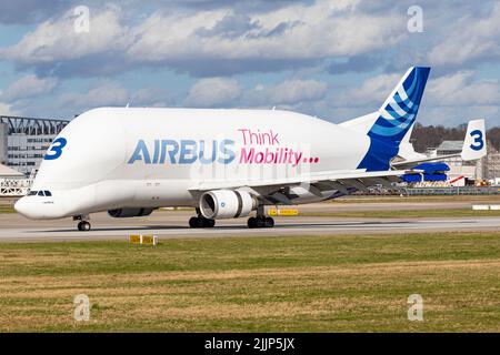 Airbus Beluga, Airbus A300B4-608ST (F-GSTC, 765) nähert sich dem Flughafen Finkenwerder, XFW, EDHI Stockfoto