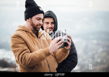 Zwei junge Männer, die im Freien Fotos machen Stockfoto