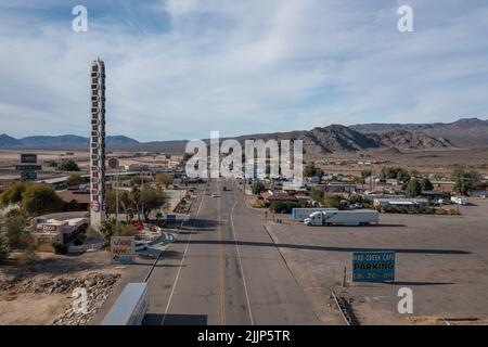 Eine Luftaufnahme des größten Thermometers der Welt in der Stadt Baker, Kalifornien, in der Mojave-Wüste. Stockfoto