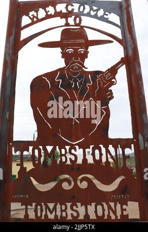 Eine vertikale Aufnahme des Gunfight am O.K. Corral Willkommensschild in Tombstone Arizona, USA Stockfoto