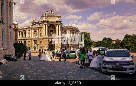 Das Nationaltheater für Oper und Ballett in Odessa Ukraine mit Hochzeitsszene auf der Straße. Stockfoto