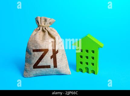 Polnischer Zloty Geldbeutel und grünes Resident Gebäude. Investitionen in nachhaltigen Wohnungsbau. Geringere Emissionen, verbesserte Energieeffizienz. Weniger Auswirkungen Stockfoto