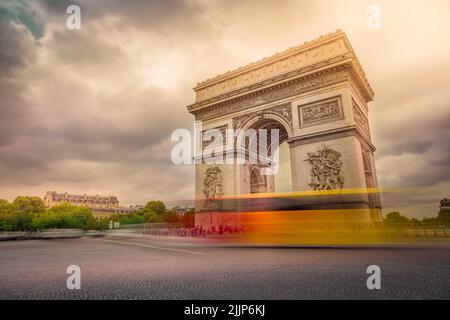 Triumphbogen auf dem Charles de Gaulle Platz mit verschwommenen Autos, Paris Stockfoto