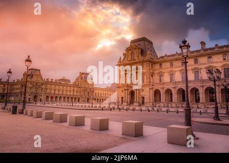 Louvre Straßenlaternen aus Tuilerien und dramatischen Himmel, Paris, Frankreich Stockfoto