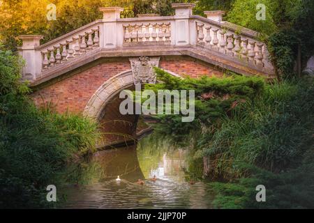 Brücke über den Teich mit Enten im Parc Monceau, Paris, Frankreich Stockfoto