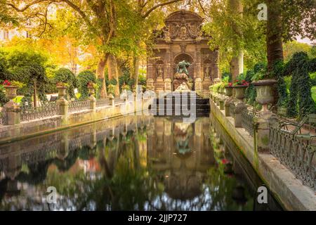 Friedlicher Medici-Brunnenteich in den Gärten von Luxemburg, Paris, Frankreich Stockfoto