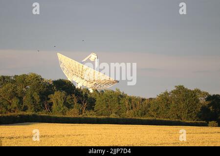 Der e-Merlin Empfänger der Universität Cambridge wurde bei Sonnenuntergang am Mullard Radio Astronomy Observatory angesehen Stockfoto