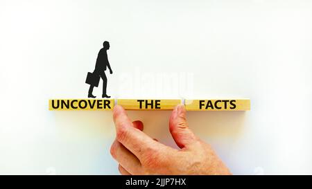 Entdecken Sie das Facts-Symbol. Concept Words enthüllen die Fakten auf Holzblöcken auf einem schönen weißen Hintergrund. Geschäftsmann Hand. Business und Stockfoto