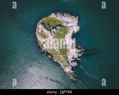 Eine Vogelperspektive auf die Insel Thatcher Rock, die von smaragdgrünem Wasser umgeben ist Stockfoto