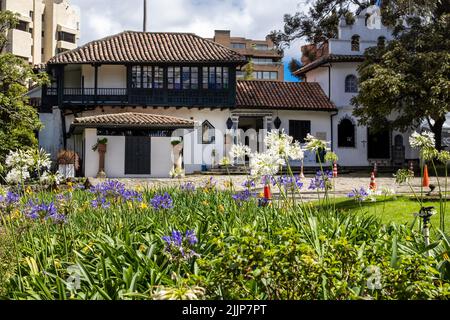 BOGOTA, KOLUMBIEN - NOVEMBER, 2020: Schönes historisches Haus im Chico Park und Museum in Bogota Stockfoto