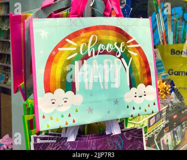 Glasgow, schottland, uk Wählen Sie Happy rainbow bag on Shop Rail outside Shop on,bag,x Stockfoto