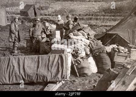 Us-Truppen Während Des Koreakrieges. Auf der Rückseite notiert: 'Bewegend' ca.: 1952. Aus der Sammlung von Henry G. Shebley. Stockfoto