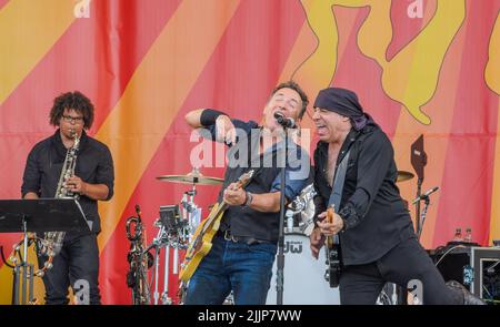 NEW ORLEANS, LA, USA - 4/29/12 : Bruce Springsteen und Steve Van Zandt teilen sich das Mikrofon, während Jake Clemons Saxophon und Max Weinberg Schlagzeug spielt Stockfoto